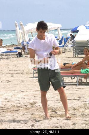 Adrien Brody et nouvelle petite amie espagnole actrice Elsa Pataky jouent paddleball et lisse sur Miami Beach, 8/9/06 Banque D'Images