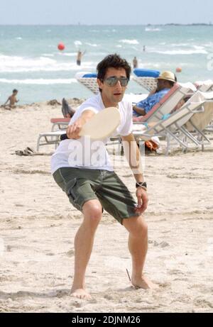 Adrien Brody et nouvelle petite amie espagnole actrice Elsa Pataky jouent paddleball et lisse sur Miami Beach, 8/9/06 Banque D'Images