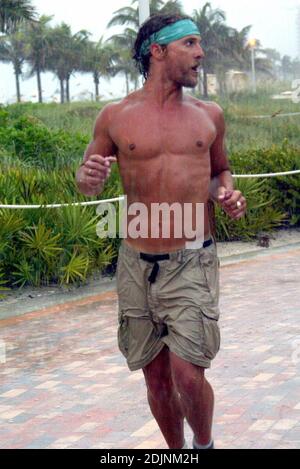 Matthew McConaughey et lance Armstrong, copain d'exercice, vont faire un jogging lors d'une grosse tempête sur Miami Beach, FL 8/8/06 Banque D'Images