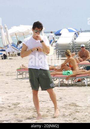 Adrien Brody et nouvelle petite amie espagnole actrice Elsa Pataky jouent paddleball et lisse sur Miami Beach, 8/9/06 Banque D'Images