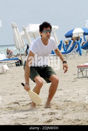 Adrien Brody et nouvelle petite amie espagnole actrice Elsa Pataky jouent paddleball et lisse sur Miami Beach, 8/9/06 Banque D'Images