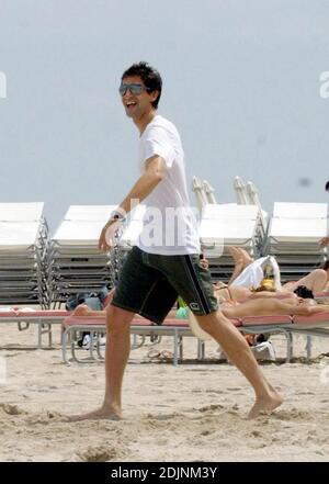 Adrien Brody et nouvelle petite amie espagnole actrice Elsa Pataky jouent paddleball et lisse sur Miami Beach, 8/9/06 Banque D'Images