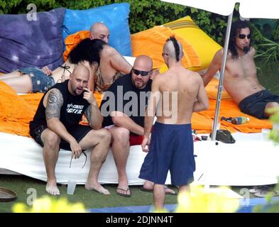 Exclusif !! Les membres du groupe de rock crasé System of a Down, Shavo Odadjian, John Dolmayan, Daron Malakian et Serj Tankian, se prélassent l'après-midi tout en se prélassant dans un hôtel exclusif de Miami Beach, 8 heures sur 24, 11/06 jours sur 7 Banque D'Images