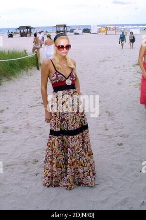 Paris Hilton a fait beaucoup de bruit avec les photographes et les spectateurs sur Miami Beach aujourd'hui. L'héritière a esquivé une poubelle qui a frappé pendant l'action alors qu'elle a été interviewée pour promouvoir son premier album « Paris » sur Miami Beach, FL, 8/16/06. Banque D'Images
