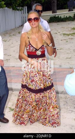 Paris Hilton a fait beaucoup de bruit avec les photographes et les spectateurs sur Miami Beach aujourd'hui. L'héritière a esquivé une poubelle qui a frappé pendant l'action alors qu'elle a été interviewée pour promouvoir son premier album « Paris » sur Miami Beach, FL, 8/16/06. Banque D'Images
