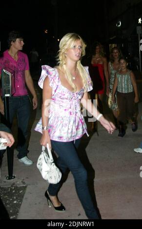 Exclusif !! Nicky Hilton et Pals Brandon Davis, Scott Storch, Richie Rich et Joe Korniewicz sur le chemin Lincoln branché de Miami Beach le soir même de son Nicky O Hotel aperçu dîner-fête au restaurant Quattro, 08/17/06. Banque D'Images