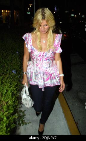 Exclusif !! Nicky Hilton et Pals Brandon Davis, Scott Storch, Richie Rich et Joe Korniewicz sur le chemin Lincoln branché de Miami Beach le soir même de son Nicky O Hotel aperçu dîner-fête au restaurant Quattro, 08/17/06. Banque D'Images