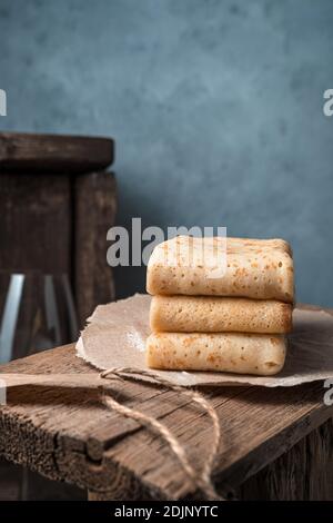 Trois crêpes pliées sur une assiette en papier. Vue latérale, avec espace pour la copie. Banque D'Images