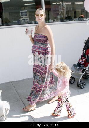 Une très enceinte Heidi Klum et ses deux enfants Henry et Leni boutique à Beverly Hills, ca. 8/31/06 Banque D'Images