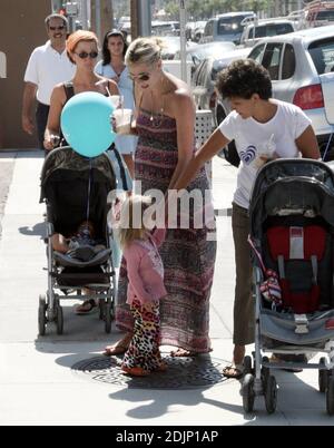 Une très enceinte Heidi Klum et ses deux enfants Henry et Leni boutique à Beverly Hills, ca. 8/31/06 Banque D'Images