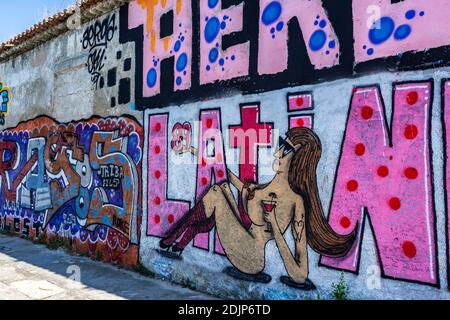 Graffitis sur les murs d'un entrepôt abandonné sur les rives du Tage à Almada, Portugal Banque D'Images