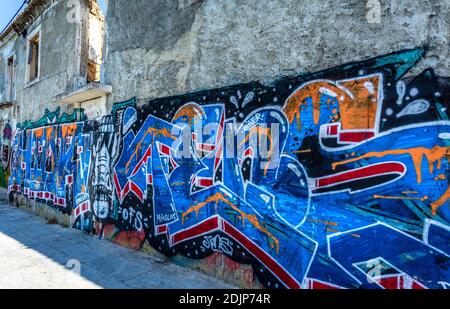 Graffitis sur les murs d'un entrepôt abandonné sur les rives du Tage à Almada, Portugal Banque D'Images