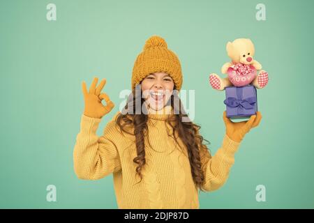 Mon cadeau préféré. prêt pour Noël. nouvelle année approche. préparation de Noël et des commerces. cheerful little girl love présente. petit enfant dans des vêtements chauds tenir cadeaux. hiver jours fériés. Banque D'Images