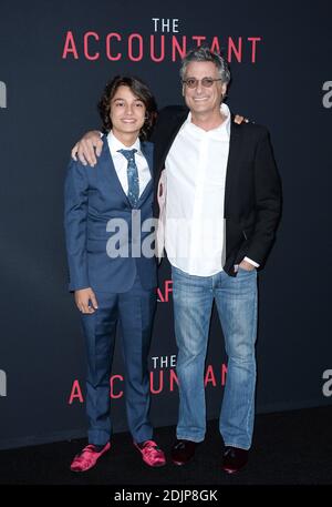 Rio Mangini et Mark Mangini assistent à la première du comptable à Los Angeles, CA, USA, le 10 octobre 2016. Photo de Lionel Hahn/ABACAPRESS.COM Banque D'Images