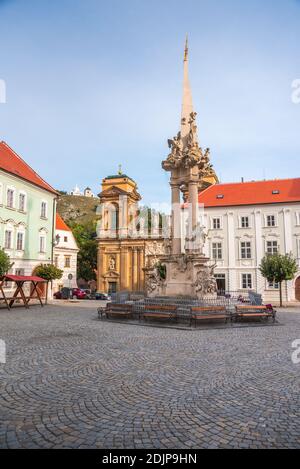 Mikulov Town Old Square Buildings avec Holly Hill en arrière-plan. Mikulov, Moravie, République Tchèque Banque D'Images