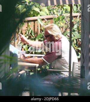 Exclusif !! Boris Becker et sa petite amie Sharlely Kerssenberg passent un deuxième après-midi au bord de la piscine à leur hôtel de Miami. Le couple s'est détendu, a lu les quotidiens, a nagé et a pris le déjeuner ensemble, Miami Beach, FL, 9/7/06 Banque D'Images