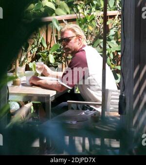 Exclusif !! Boris Becker et sa petite amie Sharlely Kerssenberg passent un deuxième après-midi au bord de la piscine à leur hôtel de Miami. Le couple s'est détendu, a lu les quotidiens, a nagé et a pris le déjeuner ensemble, Miami Beach, FL, 9/7/06 Banque D'Images