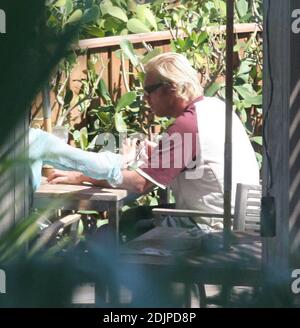 Exclusif !! Boris Becker et sa petite amie Sharlely Kerssenberg passent un deuxième après-midi au bord de la piscine à leur hôtel de Miami. Le couple s'est détendu, a lu les quotidiens, a nagé et a pris le déjeuner ensemble, Miami Beach, FL, 9/7/06 Banque D'Images