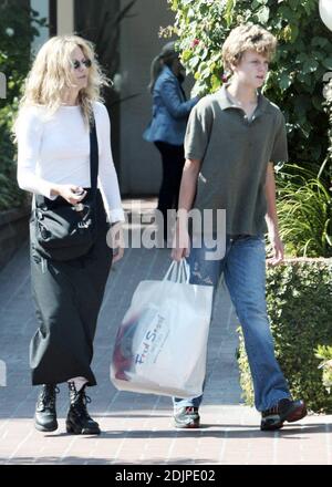 Exclusif !! Meg Ryan prend son fils Jack pour une frénésie de shopping à Fred Segal à Santa Monica, CA. Jack est le fils de Ryan de 14 ans de son précédent mariage avec l'acteur Dennis Quaid. L'adolescent montre une ressemblance avec sa mère, j'espère hériter de ses bons regards. 9/09/06 Banque D'Images