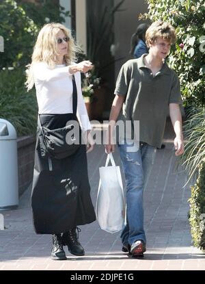 Exclusif !! Meg Ryan prend son fils Jack pour une frénésie de shopping à Fred Segal à Santa Monica, CA. Jack est le fils de Ryan de 14 ans de son précédent mariage avec l'acteur Dennis Quaid. L'adolescent montre une ressemblance avec sa mère, j'espère hériter de ses bons regards. 9/09/06 Banque D'Images