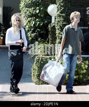 Exclusif !! Meg Ryan prend son fils Jack pour une frénésie de shopping à Fred Segal à Santa Monica, CA. Jack est le fils de Ryan de 14 ans de son précédent mariage avec l'acteur Dennis Quaid. L'adolescent montre une ressemblance avec sa mère, j'espère hériter de ses bons regards. 9/09/06 Banque D'Images