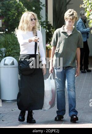 Exclusif !! Meg Ryan prend son fils Jack pour une frénésie de shopping à Fred Segal à Santa Monica, CA. Jack est le fils de Ryan de 14 ans de son précédent mariage avec l'acteur Dennis Quaid. L'adolescent montre une ressemblance avec sa mère, j'espère hériter de ses bons regards. 9/09/06 Banque D'Images