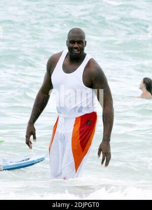 Exclusif !! Shaquille O'Neal passe une journée à Miami Beach avec sa femme et sa famille. La superstar de la NBA a fait des vagues avec des enfants kis dans le surf et semblait avoir une baleine d'un temps. Professionnellement, O'Neal a non seulement joué au ballon, mais aussi au marché de l'immobilier. Possédant un portefeuille impressionnant de biens immobiliers depuis ses jours de rookie, il a récemment annoncé la création d'une nouvelle entreprise, le O'Neal Group, qui sera impliqué dans un projet d'un milliard de dollars visant à construire 1,100 logements résidentiels dans un complexe du centre-ville de Miami en pleine expansion. 9/17/06 Banque D'Images