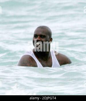 Exclusif !! Shaquille O'Neal passe une journée à Miami Beach avec sa femme et sa famille. La superstar de la NBA a fait des vagues avec des enfants kis dans le surf et semblait avoir une baleine d'un temps. Professionnellement, O'Neal a non seulement joué au ballon, mais aussi au marché de l'immobilier. Possédant un portefeuille impressionnant de biens immobiliers depuis ses jours de rookie, il a récemment annoncé la création d'une nouvelle entreprise, le O'Neal Group, qui sera impliqué dans un projet d'un milliard de dollars visant à construire 1,100 logements résidentiels dans un complexe du centre-ville de Miami en pleine expansion. 9/17/06 Banque D'Images