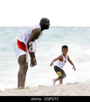 Exclusif !! Shaquille O'Neal passe une journée à Miami Beach avec sa femme et sa famille. La superstar de la NBA a fait des vagues avec des enfants kis dans le surf et semblait avoir une baleine d'un temps. Professionnellement, O'Neal a non seulement joué au ballon, mais aussi au marché de l'immobilier. Possédant un portefeuille impressionnant de biens immobiliers depuis ses jours de rookie, il a récemment annoncé la création d'une nouvelle entreprise, le O'Neal Group, qui sera impliqué dans un projet d'un milliard de dollars visant à construire 1,100 logements résidentiels dans un complexe du centre-ville de Miami en pleine expansion. 9/17/06 Banque D'Images