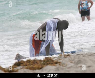 Exclusif !! Shaquille O'Neal passe une journée à Miami Beach avec sa femme et sa famille. La superstar de la NBA a fait des vagues avec des enfants kis dans le surf et semblait avoir une baleine d'un temps. Professionnellement, O'Neal a non seulement joué au ballon, mais aussi au marché de l'immobilier. Possédant un portefeuille impressionnant de biens immobiliers depuis ses jours de rookie, il a récemment annoncé la création d'une nouvelle entreprise, le O'Neal Group, qui sera impliqué dans un projet d'un milliard de dollars visant à construire 1,100 logements résidentiels dans un complexe du centre-ville de Miami en pleine expansion. 9/17/06 Banque D'Images