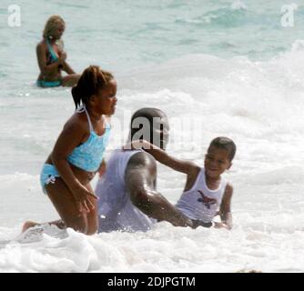 Exclusif !! Shaquille O'Neal passe une journée à Miami Beach avec sa femme et sa famille. La superstar de la NBA a fait des vagues avec des enfants kis dans le surf et semblait avoir une baleine d'un temps. Professionnellement, O'Neal a non seulement joué au ballon, mais aussi au marché de l'immobilier. Possédant un portefeuille impressionnant de biens immobiliers depuis ses jours de rookie, il a récemment annoncé la création d'une nouvelle entreprise, le O'Neal Group, qui sera impliqué dans un projet d'un milliard de dollars visant à construire 1,100 logements résidentiels dans un complexe du centre-ville de Miami en pleine expansion. 9/17/06 Banque D'Images