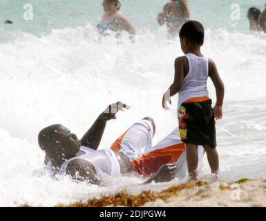 Exclusif !! Shaquille O'Neal passe une journée à Miami Beach avec sa femme et sa famille. La superstar de la NBA a fait des vagues avec des enfants kis dans le surf et semblait avoir une baleine d'un temps. Professionnellement, O'Neal a non seulement joué au ballon, mais aussi au marché de l'immobilier. Possédant un portefeuille impressionnant de biens immobiliers depuis ses jours de rookie, il a récemment annoncé la création d'une nouvelle entreprise, le O'Neal Group, qui sera impliqué dans un projet d'un milliard de dollars visant à construire 1,100 logements résidentiels dans un complexe du centre-ville de Miami en pleine expansion. 9/17/06 Banque D'Images