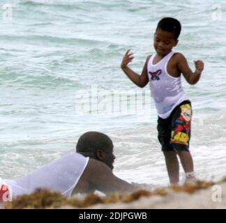 Exclusif !! Shaquille O'Neal passe une journée à Miami Beach avec sa femme et sa famille. La superstar de la NBA a fait des vagues avec des enfants kis dans le surf et semblait avoir une baleine d'un temps. Professionnellement, O'Neal a non seulement joué au ballon, mais aussi au marché de l'immobilier. Possédant un portefeuille impressionnant de biens immobiliers depuis ses jours de rookie, il a récemment annoncé la création d'une nouvelle entreprise, le O'Neal Group, qui sera impliqué dans un projet d'un milliard de dollars visant à construire 1,100 logements résidentiels dans un complexe du centre-ville de Miami en pleine expansion. 9/17/06 Banque D'Images