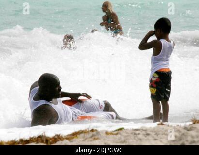 Exclusif !! Shaquille O'Neal passe une journée à Miami Beach avec sa femme et sa famille. La superstar de la NBA a fait des vagues avec des enfants kis dans le surf et semblait avoir une baleine d'un temps. Professionnellement, O'Neal a non seulement joué au ballon, mais aussi au marché de l'immobilier. Possédant un portefeuille impressionnant de biens immobiliers depuis ses jours de rookie, il a récemment annoncé la création d'une nouvelle entreprise, le O'Neal Group, qui sera impliqué dans un projet d'un milliard de dollars visant à construire 1,100 logements résidentiels dans un complexe du centre-ville de Miami en pleine expansion. 9/17/06 Banque D'Images