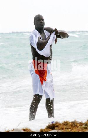 Exclusif !! Shaquille O'Neal passe une journée à Miami Beach avec sa femme et sa famille. La superstar de la NBA a fait des vagues avec des enfants kis dans le surf et semblait avoir une baleine d'un temps. Professionnellement, O'Neal a non seulement joué au ballon, mais aussi au marché de l'immobilier. Possédant un portefeuille impressionnant de biens immobiliers depuis ses jours de rookie, il a récemment annoncé la création d'une nouvelle entreprise, le O'Neal Group, qui sera impliqué dans un projet d'un milliard de dollars visant à construire 1,100 logements résidentiels dans un complexe du centre-ville de Miami en pleine expansion. 9/17/06 Banque D'Images