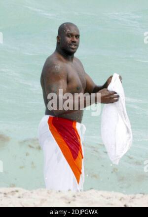 Exclusif !! Shaquille O'Neal passe une journée à Miami Beach avec sa femme et sa famille. La superstar de la NBA a fait des vagues avec des enfants kis dans le surf et semblait avoir une baleine d'un temps. Professionnellement, O'Neal a non seulement joué au ballon, mais aussi au marché de l'immobilier. Possédant un portefeuille impressionnant de biens immobiliers depuis ses jours de rookie, il a récemment annoncé la création d'une nouvelle entreprise, le O'Neal Group, qui sera impliqué dans un projet d'un milliard de dollars visant à construire 1,100 logements résidentiels dans un complexe du centre-ville de Miami en pleine expansion. 9/17/06 Banque D'Images