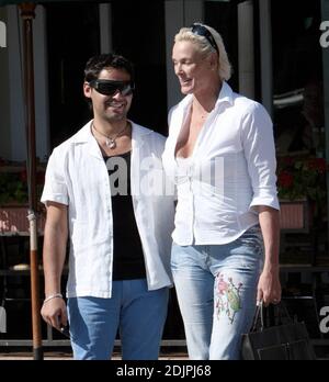 Exclusif !! Bridget Nielsen et son cinquième mari, Mattia Dessi, semblent être dans de bons esprits après leur déjeuner au Cafe Med à West Hollywood, CA. 9/23/06 Banque D'Images