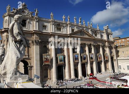 Le pape François mène une messe de canonisation le 16 octobre 2016 sur la place Saint-Pierre au Vatican. Le pape François canonise le prêtre argentin José Gabriel Brocheo, Salomon leclercq, josé Sanchez del Río, josé sanchez del Río, l'espagnol Manuel Gonzalez Garcia, l'italien Lodovico Pavoni, alfonso Maria Fusco et Elizabeth française de la Trinité. Photo par Eric Vandeville/ABACAPRESS.COM Banque D'Images