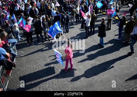 Les manifestants participent à une manifestation organisée par le mouvement 'la Manif pour tous' contre ce qui est considéré comme 'de nouvelles offensives contre la famille et l'éducation', sur le Trocadéro, à côté des Invalides, à Paris, en France, le 16 octobre 2016. Photo par Eliot Blondt/ABACAPRESS.COM Banque D'Images