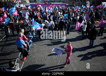 Les manifestants participent à une manifestation organisée par le mouvement 'la Manif pour tous' contre ce qui est considéré comme 'de nouvelles offensives contre la famille et l'éducation', sur le Trocadéro, à côté des Invalides, à Paris, en France, le 16 octobre 2016. Photo par Eliot Blondt/ABACAPRESS.COM Banque D'Images