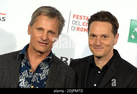 L'acteur Viggo Mortensen (L) et le réalisateur Matt Ross (R) assistent à la séance photo du film « Captain Fantastic » lors du 11e Festival du film de Rome, en Italie, le 17 octobre 2016. Photo par Eric Vandeville/ABACAPRESS.COM Banque D'Images