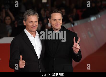 L'acteur Viggo Mortensen (L) et le réalisateur Matt Ross (R) assistent à la première du film Captain Fantastic lors du 11e Festival du film de Rome, en Italie, le 17 octobre 2016. Photo par Eric Vandeville/ABACAPRESS.COM Banque D'Images