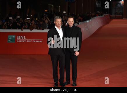 L'acteur Viggo Mortensen (L) et le réalisateur Matt Ross (R) assistent à la première du film Captain Fantastic lors du 11e Festival du film de Rome, en Italie, le 17 octobre 2016. Photo par Eric Vandeville/ABACAPRESS.COM Banque D'Images