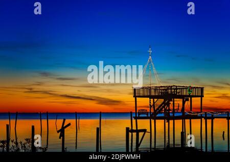 Les lumières de Noël ornent un dock sur la plage Coden, 24 décembre 2013, dans l'Alabama, Coden. Banque D'Images