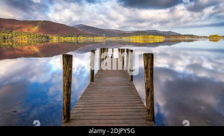 Ashness Jetty est un petit quai servant les bateaux à vapeur qui Naviguez à travers Derwentwater dans le district de English Lake dans Great Grande-Bretagne Banque D'Images