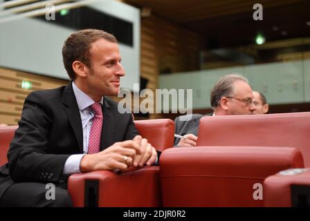 Ancien ministre français de l'économie et fondateur du mouvement politique 'en marche!' (En déplacement !) Emmanuel Macron assiste à la séance de clôture de la conférence «la Finance verte: Le rôle de la Finance pour le climat» (la Finance verte: Le rôle financier pour le climat) tenue à l'Assemblée nationale à Paris, France, le 20 octobre 2016. Photo de Christian Liewig/ABACAPRESS.COM Banque D'Images