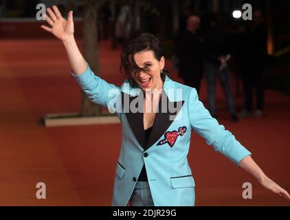 L'actrice française Juliette Binoche pose sur le tapis rouge alors qu'elle arrive pour une projection spéciale du film The English patient lors du 11e Festival du film de Rome, Italie, le 22 octobre 2016. Le Festival du film de Rome célèbre le patient anglais sorti il y a vingt ans. Photo par Eric Vandeville/ABACAPRESS.COM Banque D'Images