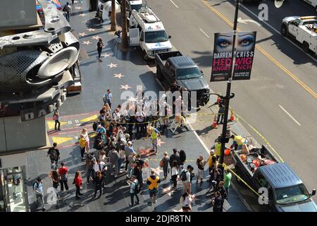 Un homme a affronté la star du candidat républicain à la présidence Donald Trump lors du Hollywood Walk of Fame mercredi, en piratant le lettrage en or portant son nom et le logo de la télévision. L'étoile vandalisée est en cours de réparation et de nettoyage le 26 octobre 2016 à Los Angeles, en Californie. Photo de Lionel Hahn/AbacaUsa.com Banque D'Images