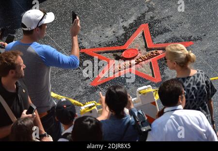 Un homme a affronté la star du candidat républicain à la présidence Donald Trump lors du Hollywood Walk of Fame mercredi, en piratant le lettrage en or portant son nom et le logo de la télévision. L'étoile vandalisée est en cours de réparation et de nettoyage le 26 octobre 2016 à Los Angeles, en Californie. Photo de Lionel Hahn/AbacaUsa.com Banque D'Images