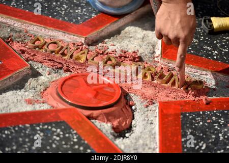 Un homme a affronté la star du candidat républicain à la présidence Donald Trump lors du Hollywood Walk of Fame mercredi, en piratant le lettrage en or portant son nom et le logo de la télévision. L'étoile vandalisée est en cours de réparation et de nettoyage le 26 octobre 2016 à Los Angeles, en Californie. Photo de Lionel Hahn/AbacaUsa.com Banque D'Images